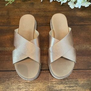 VINCE CAMUTO Platform Sandals. Bronze color. Size 6